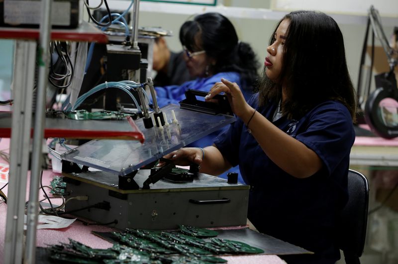 Mexico's factories contract for 26th straight month, inflation near four-year high