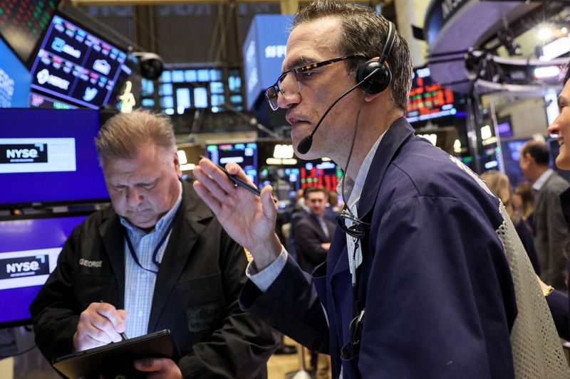 World shares sink as inflation, economic fears persist
