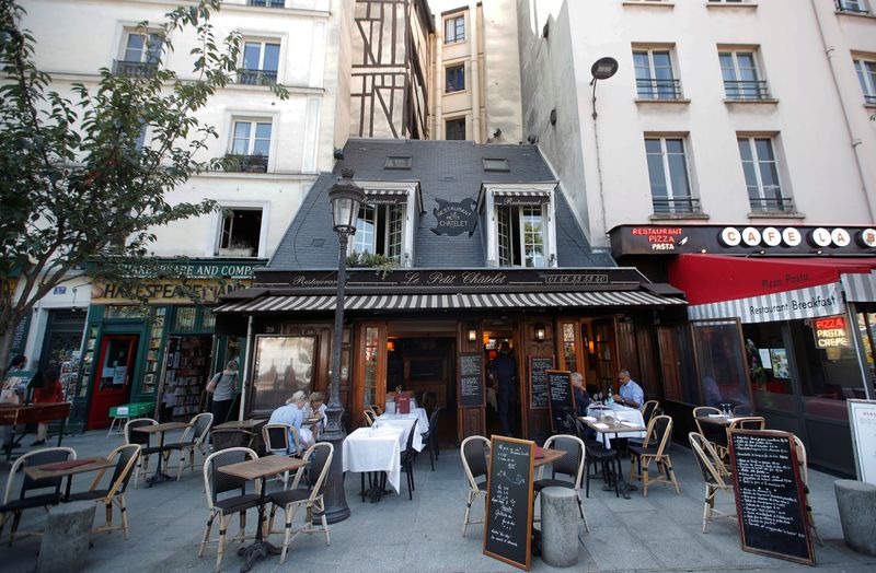 French service sector activity subdued in Dec -final PMI
