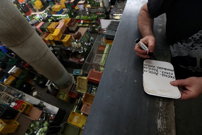 Venezuela inflation accelerating, heightening risk of return to hyperinflation -economists