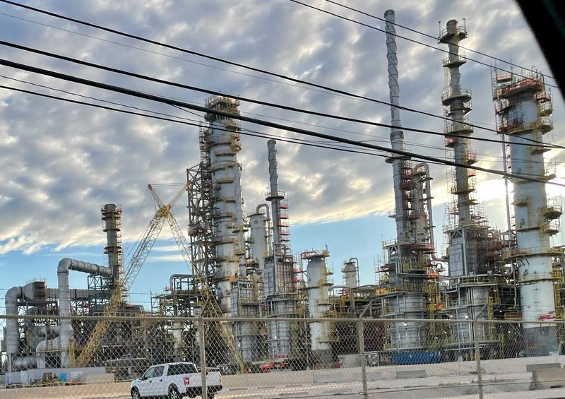 U.S. oil refining margins hit 3-month high as plant outages rise