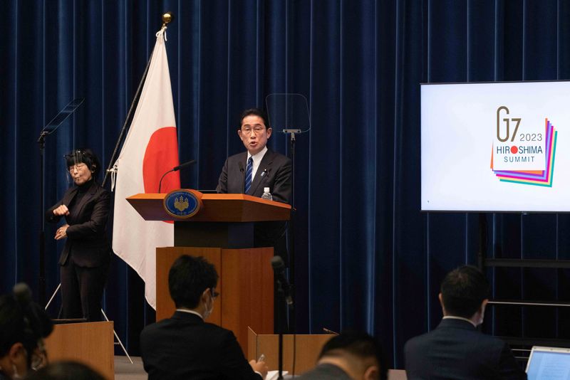 With backing from business lobby, Japan PM calls for workers' pay hikes