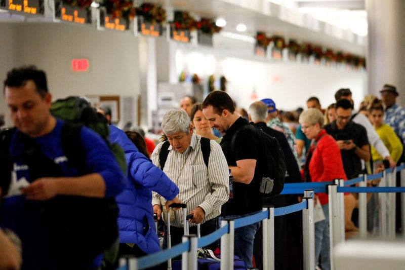 U.S. pressures airlines to commit to ending family seating fees