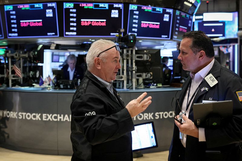 Big bond investors stick to bearish bets in wild week for markets