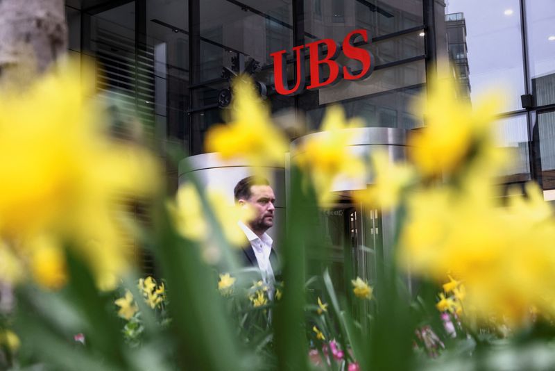 UBS mulls sweeteners to keep Credit Suisse wealth bankers - source