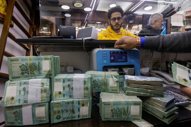 Lebanon to sell unlimited US dollars to prop up collapsing pound