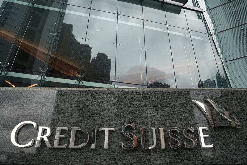 Switzerland curbs bonus payouts at Credit Suisse