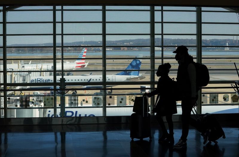 U.S. FAA cuts airlines' minimum flight requirements at NY, Washington airports