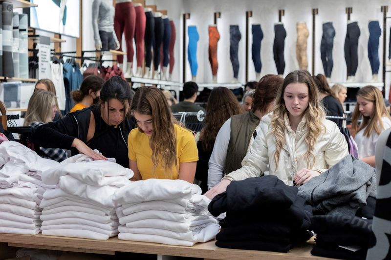 US consumer sentiment edges up in April; short-term inflation expectations rise