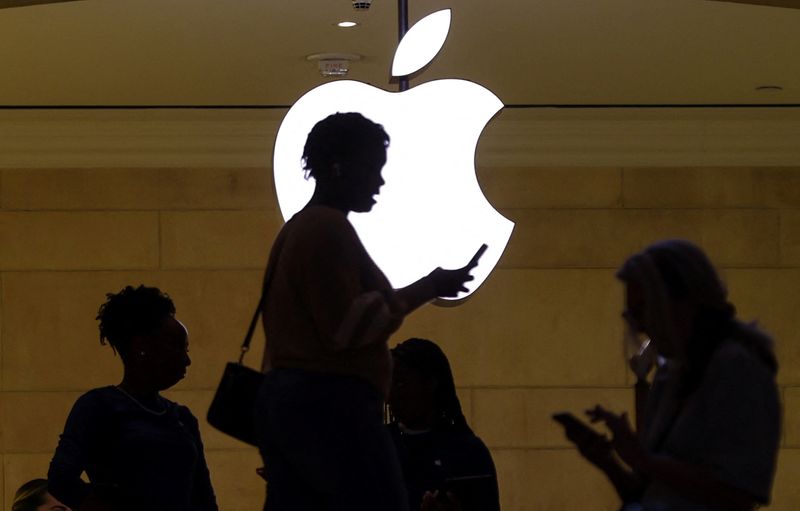 Apple offers high-yield savings to card customers as deposit competition heats up