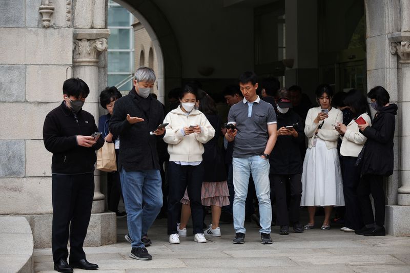 South Koreans tap cash-giving apps to help offset rising living costs