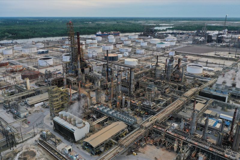 U.S. oil refiners to post strong Q1 earnings, but demand outlook dims