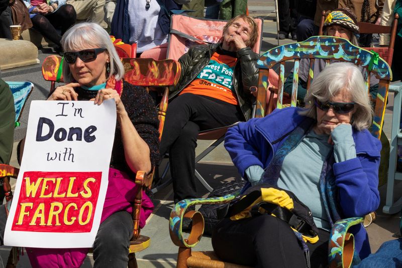 Top US banks face little investor pressure on fossil-fuel financing
