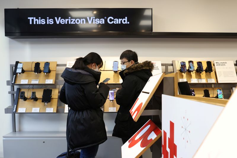Verizon's tepid results underscore wireless slowdown, tough competition