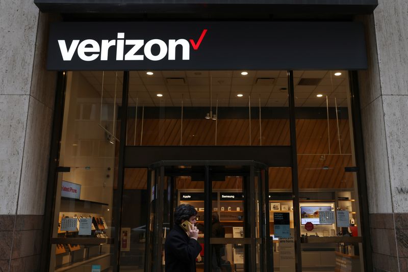 Verizon warns customer service employees of impending layoffs The Verge