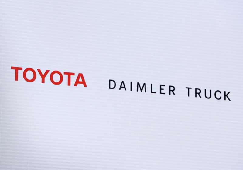 Toyota, Daimler strike deal to combine Japanese truck operations