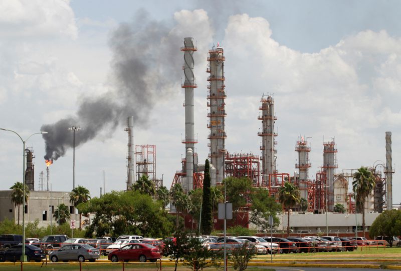 Analysis-Mexico's gasoline independence dream sinks in dirty fuel oil glut