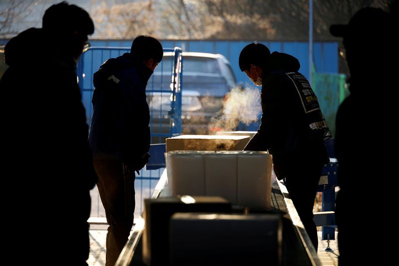 S.Korea's jobless rate falls to record low, factory sector still shaky