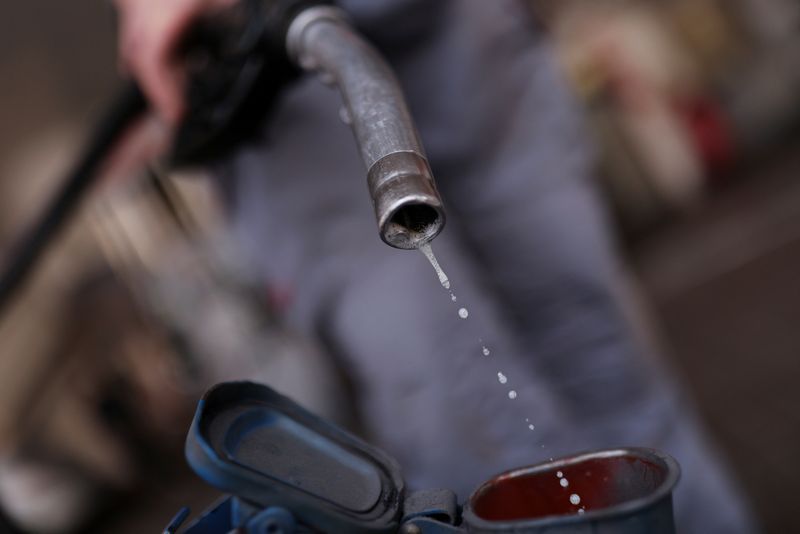 Oil falls on uncertainty about Chinese economic growth