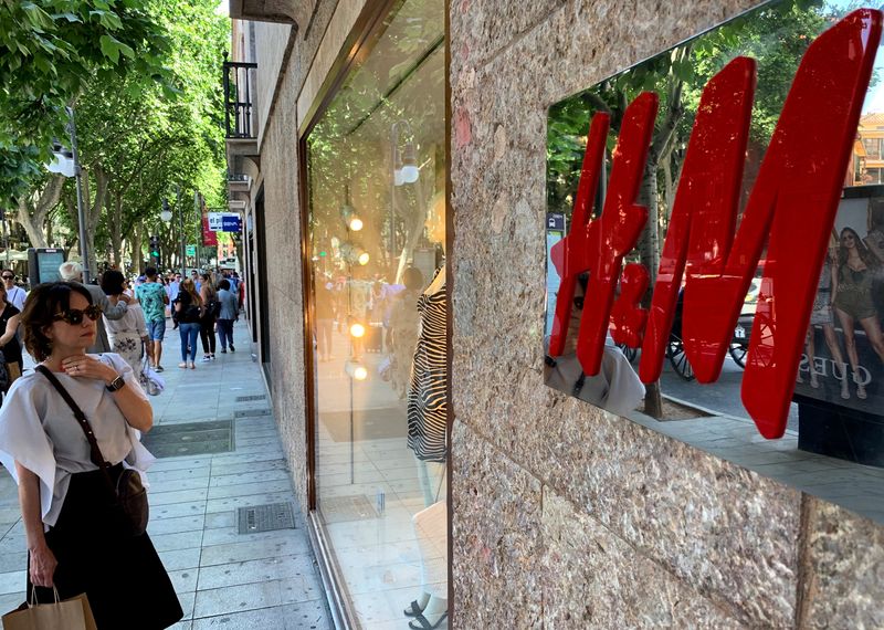 H&M shopworkers in Spain extend strike for two days early July