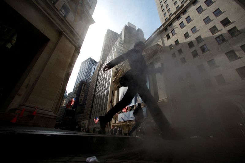 Global equity funds draw inflows on economic growth hopes