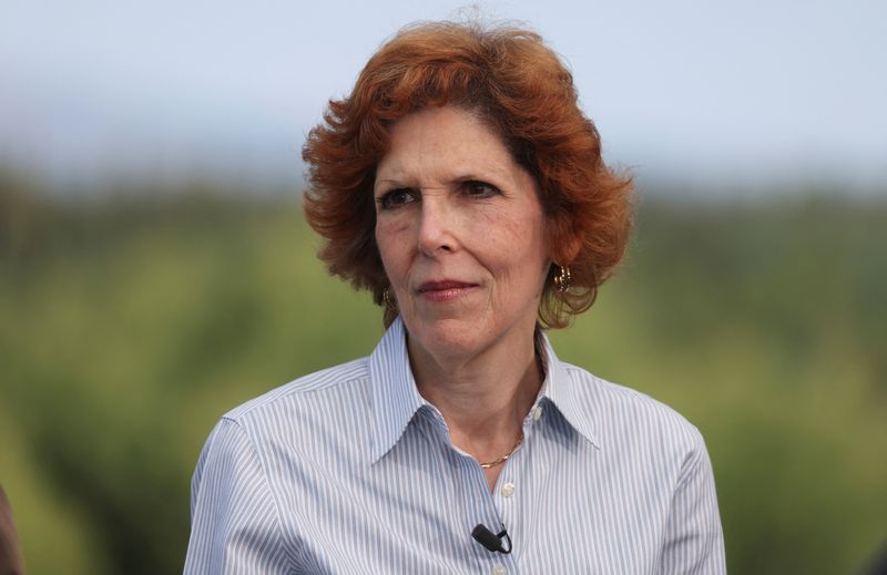 Banks can manage outflow risk in Fed's new payment service system, Mester says