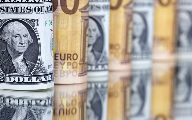 Dollar clings to gains with central banks in focus