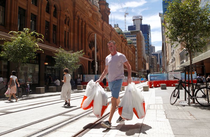 Australia retail sales extend losing stretch to a third quarter