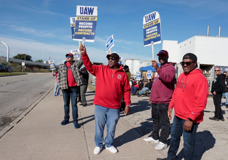 On the Ohio-to-Michigan highway, US auto workers drive for solidarity