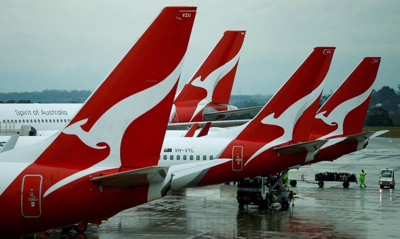 Qantas chairman refuses to quit amid investor pressure - ABC News
