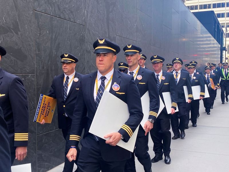 United Airlines' pilots accept new labor contract