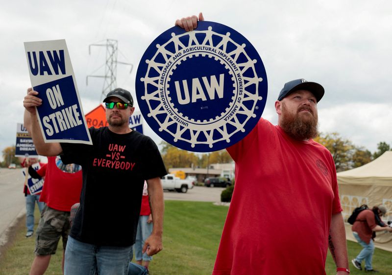 Mack Trucks workers get 19% raise over 5 years in UAW contract