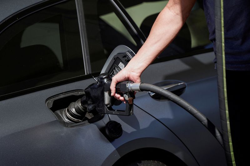 US gasoline prices could fall to $3 a gallon on oil selloff, rising stocks