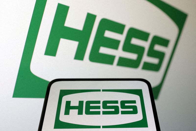 Analysis-Mega transatlantic oil mergers less likely after Exxon, Chevron deals