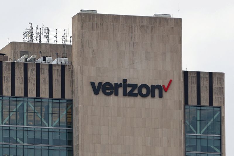 Verizon raises free cash flow forecast as subscriber additions top estimates