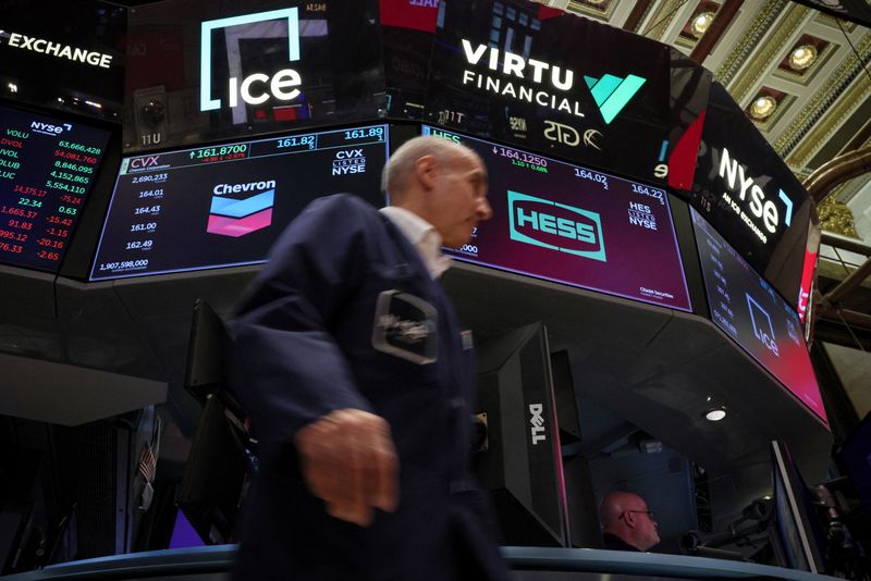 US investors extend equity fund sell-off amid rising bond yields