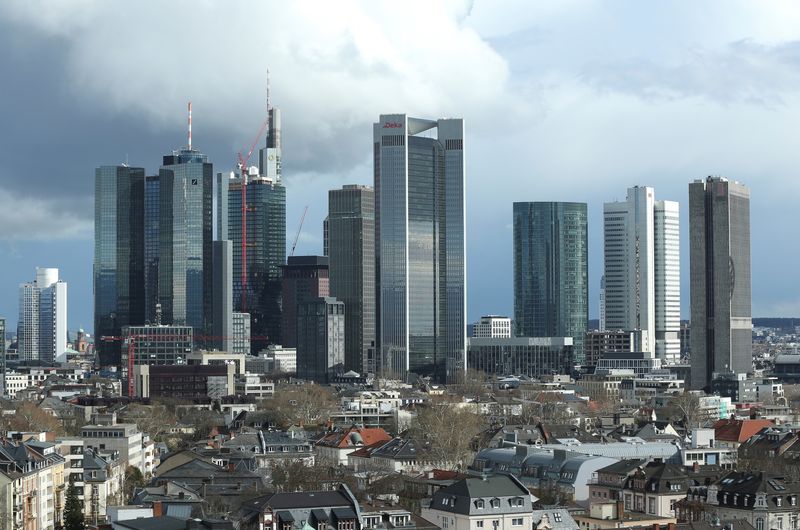 JPMorgan strategists advise opening a short in European banks, upgrade healthcare