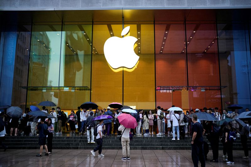 Apple's holiday-quarter forecast faces threat from Huawei, weak China market