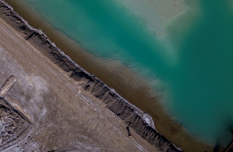Albemarle quarterly profit drops, forecast cut on falling lithium prices