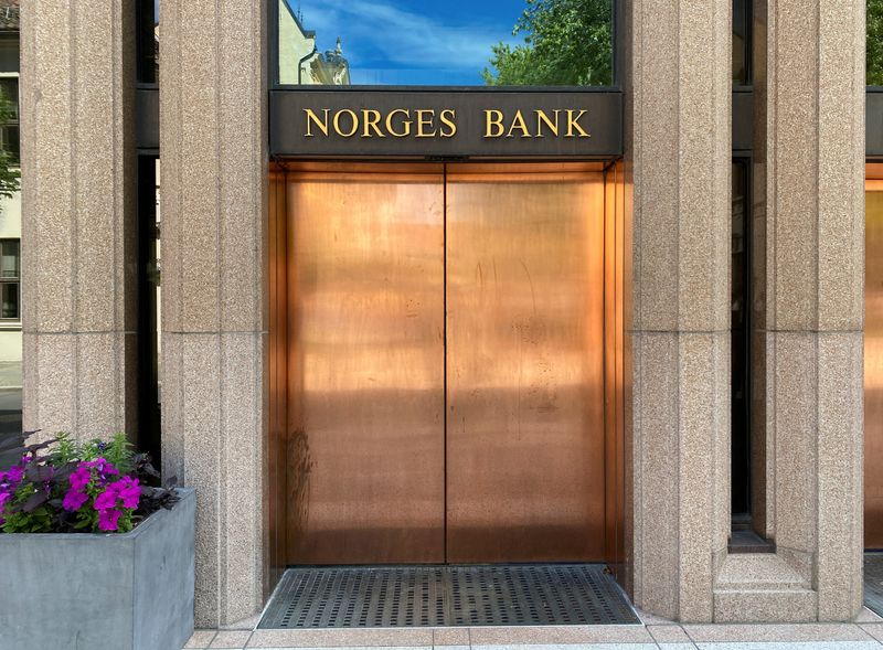 Norway keeps interest rates on hold, eyes December hike