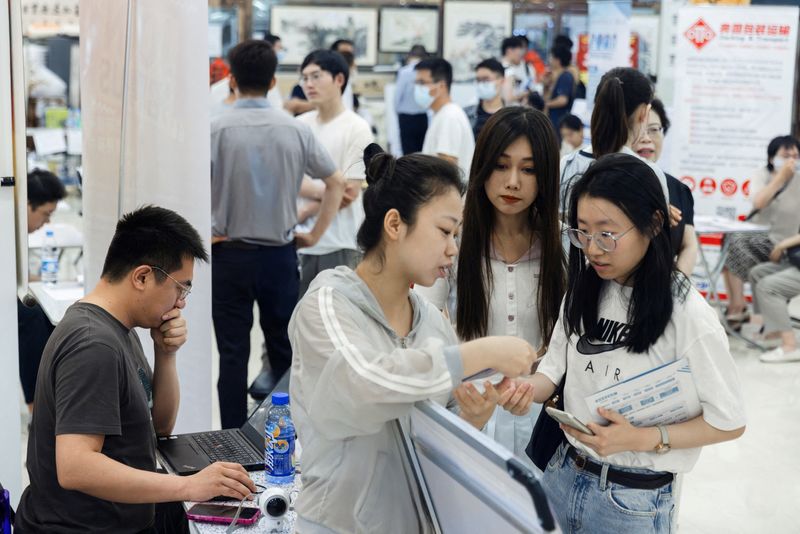 Chinese graduates hold off career dreams, take temporary government jobs