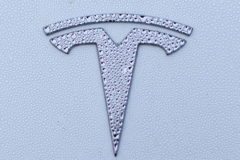 Tesla can bar US factory workers from wearing union t-shirts, court rules