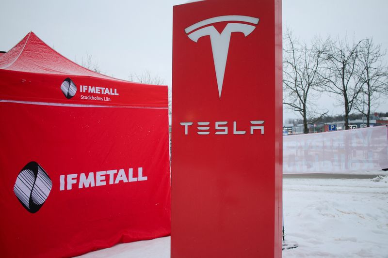 Swedes support Tesla mechanics' strike, poll shows