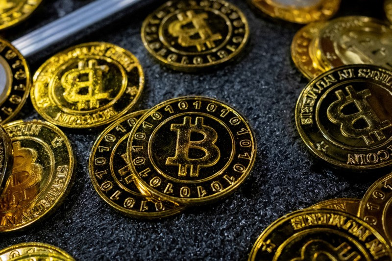 Bitcoin falls 5.1% to $42,689