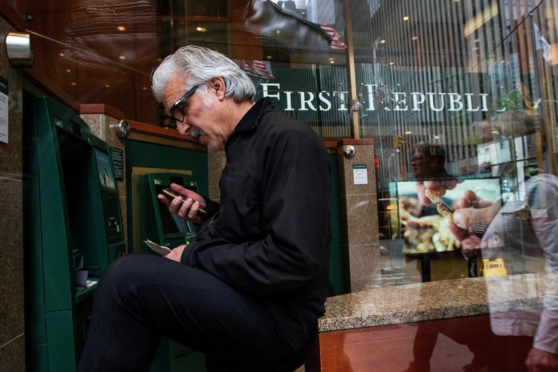 Banks should increase use of 'discount window' to prevent crises -expert group