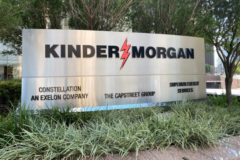 Kinder Morgan misses fourth-quarter profit estimates