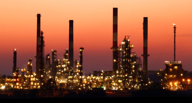Oil rises 2% on supply disruptions in Russia, U.S