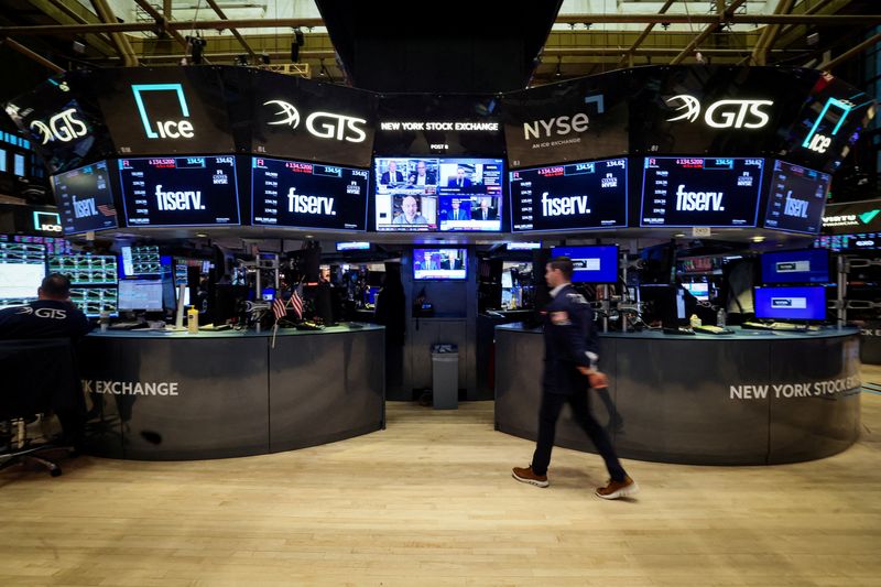 Global stock index gains while US Treasury yields fall