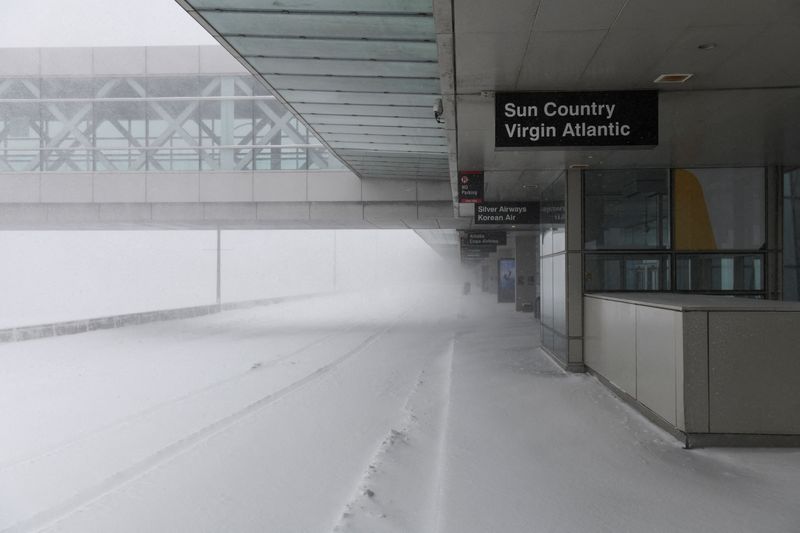 Major Nor'easter blankets U.S. East Coast with snow, heavy winds