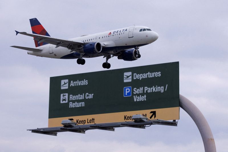 U.S airlines cancel 2,500 flights over Memorial holiday weekend